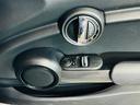 ヴィクトリア　白センターストライプ　純正ナビ　Ｂｌｕｅｔｏｏｔｈ　バックカメラ　純正１５インチＡＷ　ユニオンジャックテールライト　ＬＥＤヘッドライト　フォグランプ　ドラレコ　スマートキー　ＥＴＣ　走行１．３万キロ台（29枚目）