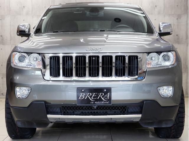 ジープ・グランドチェロキー リミテッド　４ＷＤ　左ハンドル　サンルーフ　黒革Ｐシート　社外ナビ　地デジＴＶ　ＢＴ接続　前横後カメラ　スマートキー　ＥＴＣ　電動バックドア　クルコン　新品社外ＡＷ＆新品ＴＯＹＯオープンカントリーＲ／Ｔタイヤ（6枚目）