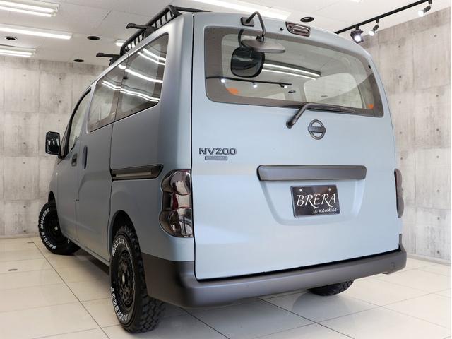 ＮＶ２００バネットバン ＤＸ　ブレラＯＧカスタム　新品社外アルミホイール＆新品マッドテレーンタイヤ　新品ルーフラック＆新品ベースキャリア　インナーブラックヘッドライト　テールランプブラックアウト　マットブラック塗り分け（8枚目）