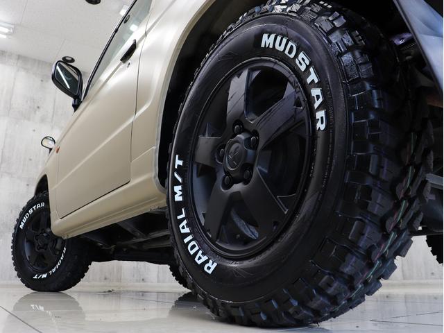 マットブラックに塗装済み純正ホイールに新品マッドテレーンホワイトレタータイヤを装着しアクティブな雰囲気に仕上がりました。