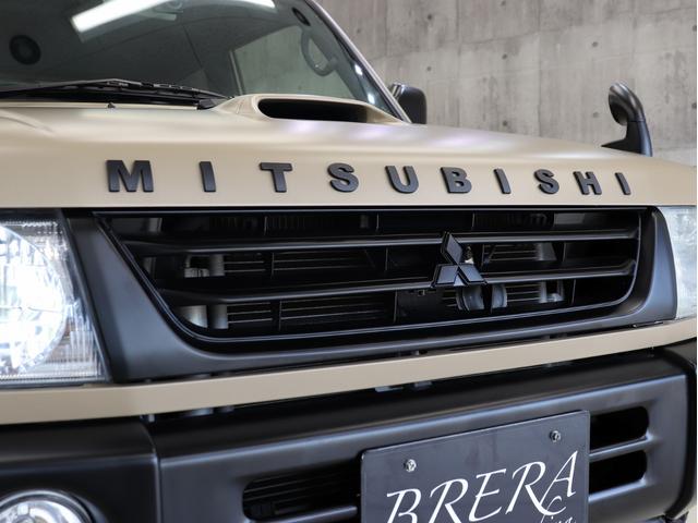 グリル上部に人気のクラシックＭＩＴＳＵＢＩＳＨＩエンブレムを装着し、マットブラック塗り分けペイントで当店こだわりのカスタムを施しております。