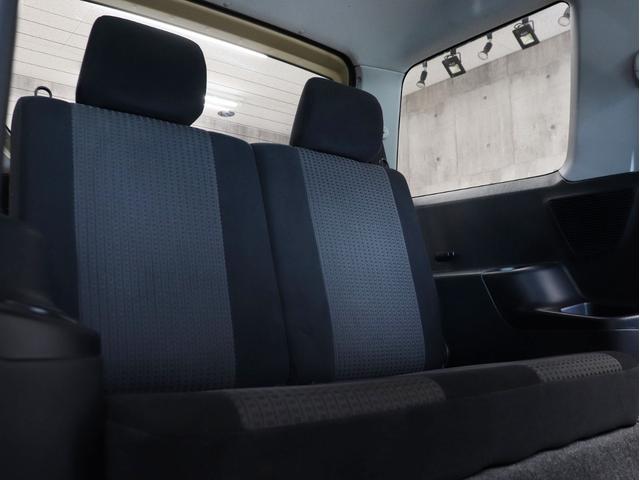 後席も広々としていてご同乗の方もゆったりとおくつろぎいただけます。