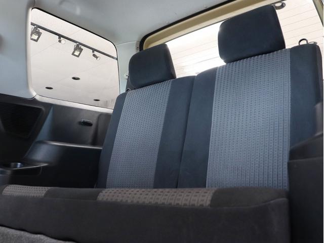 後席も目立つような気になるシミや傷等はございません。