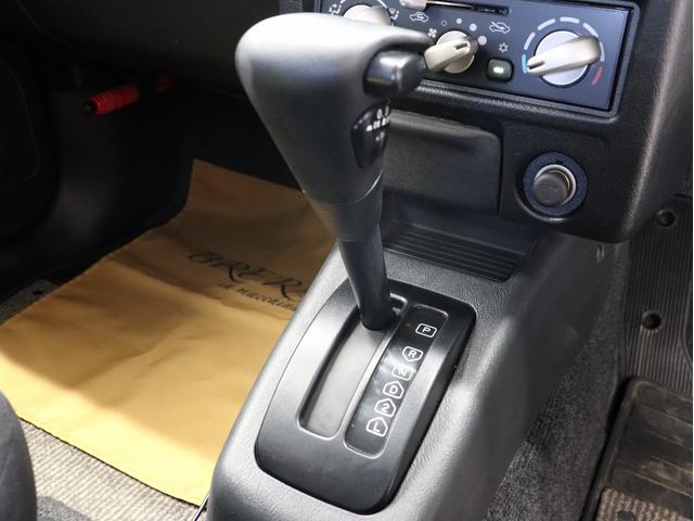 操作のし易いシフトレバーになります。シフト周りの綺麗な状態を保っております。