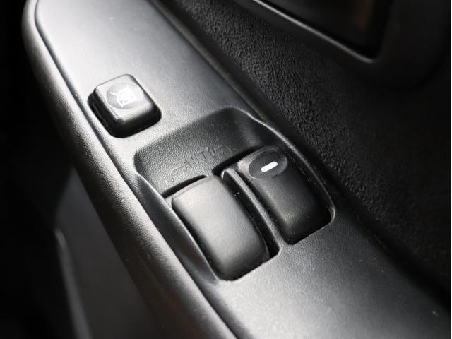 ワンタッチで窓の開け締めが可能なパワーウィンドウになります。