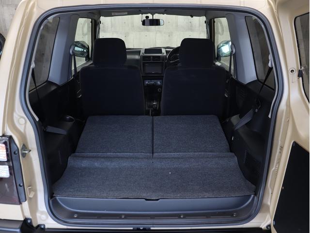 後部座席を倒すと、荷室もより一層広くなり、大きな荷物はもちろん、長めのお荷物も積みこみ可能です。車中泊やアウトドアなどでぜひご活用ください。