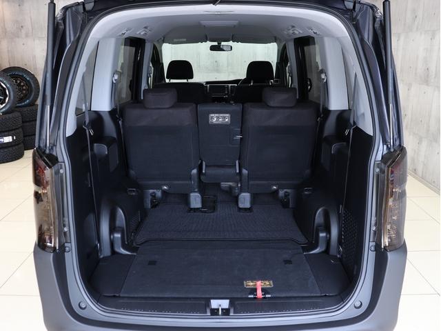 ステップワゴンスパーダ Z ブレラOGカスタム 新品社外AW&新品マッドテレーンタイヤ 新品ルーフラック インナーブラックヘッドライト テールブラックアウト マットブラック仕上げ 両側電動スラドアHDDナビBカメラ スマートキー(42枚目)