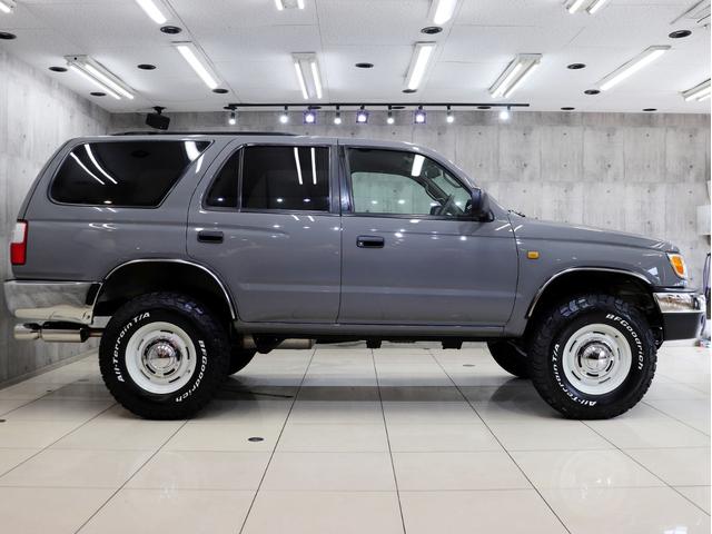 ハイラックスサーフ ＳＳＲ－Ｘ　ホワイトプレミアム　４ＷＤ　ナローボディ仕様　新品社外ＡＷ　新品ＢＦグッドリッチＡＴタイヤ　新品前後メッキバンパー　ＵＳコーナーレンズ　ＴＯＹＯＴＡグリル　社外マフラー　ハーフ革シート　ＥＴＣ　１００Ｖ電源　キーレス（10枚目）