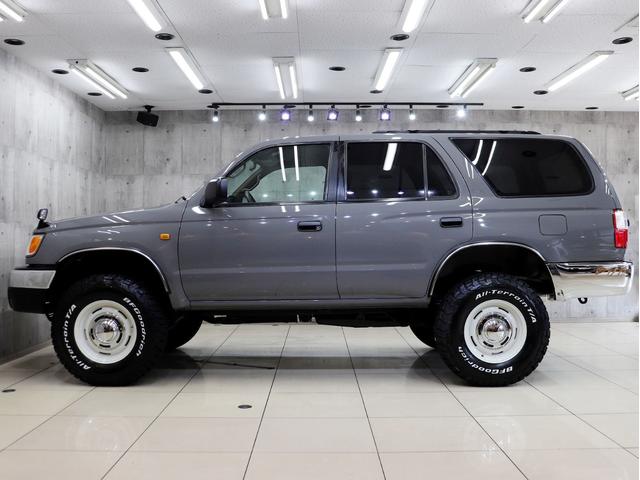 ハイラックスサーフ ＳＳＲ－Ｘ　ホワイトプレミアム　４ＷＤ　ナローボディ仕様　新品社外ＡＷ　新品ＢＦグッドリッチＡＴタイヤ　新品前後メッキバンパー　ＵＳコーナーレンズ　ＴＯＹＯＴＡグリル　社外マフラー　ハーフ革シート　ＥＴＣ　１００Ｖ電源　キーレス（11枚目）