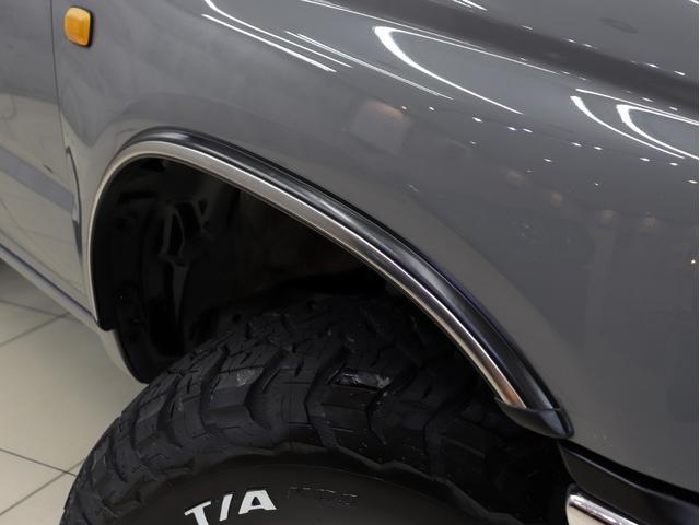 ハイラックスサーフ ＳＳＲ－Ｘ　ホワイトプレミアム　４ＷＤ　ナローボディ仕様　新品社外ＡＷ　新品ＢＦグッドリッチＡＴタイヤ　新品前後メッキバンパー　ＵＳコーナーレンズ　ＴＯＹＯＴＡグリル　社外マフラー　ハーフ革シート　ＥＴＣ　１００Ｖ電源　キーレス（17枚目）