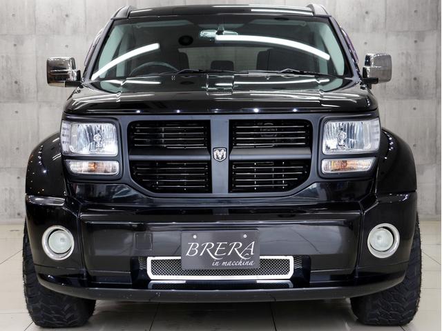 ダッジ・ナイトロ ＳＸＴ　４ＷＤ　ブレラＯＧカスタム　新品社外アルミホイール　新品モンスタマッドテレーンタイヤ　マットブラック塗装済フロントグリル　社外ナビＴＶ　純正サイドカメラ　クルーズコントロール　キーレス（6枚目）
