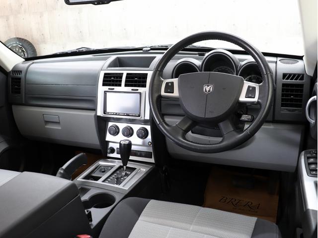 ダッジ・ナイトロ ＳＸＴ　４ＷＤ　ブレラＯＧカスタム　新品社外アルミホイール　新品モンスタマッドテレーンタイヤ　マットブラック塗装済フロントグリル　社外ナビＴＶ　純正サイドカメラ　クルーズコントロール　キーレス（19枚目）