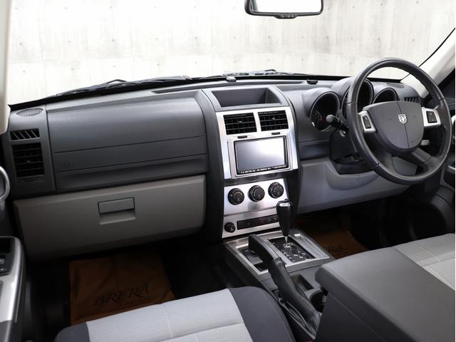 ダッジ・ナイトロ ＳＸＴ　４ＷＤ　ブレラＯＧカスタム　新品社外アルミホイール　新品モンスタマッドテレーンタイヤ　マットブラック塗装済フロントグリル　社外ナビＴＶ　純正サイドカメラ　クルーズコントロール　キーレス（20枚目）