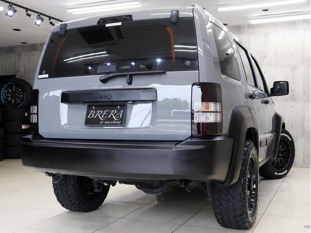 ジープ・チェロキー スポーツクロス 4WD ブレラOGカスタム 新品社外アルミホイール 新品マッドテレーンタイヤ テールランプブラックアウト マットブラック塗り分け 社外ナビ 純正サイドカメラ キーレス クルーズコントロール(9枚目)