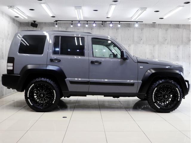 ジープ・チェロキー スポーツクロス 4WD ブレラOGカスタム 新品社外アルミホイール 新品マッドテレーンタイヤ テールランプブラックアウト マットブラック塗り分け 社外ナビ 純正サイドカメラ キーレス クルーズコントロール(10枚目)