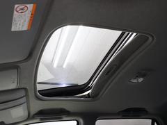 開放的なガラスサンルーフ付きになります！スライド＆チルトアップが可能で車内の空気を入れ替える際も役に立つ装備です。 6