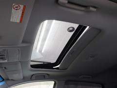 開放的なガラスサンルーフ付きになります！スライド＆チルトアップが可能で車内の空気を入れ替える際も役に立つ装備です。 7