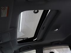 開放的なガラスサンルーフ付きになります！スライド＆チルトアップが可能で車内の空気を入れ替える際も役に立つ装備です。 6