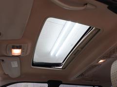 開放的なガラスサンルーフ付きになります。スライド＆チルトアップが可能で車内の空気を入れ替える際も役に立つ装備です。 4