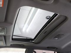 開放的なガラスサンルーフ付きになります。スライド＆チルトアップが可能で車内の空気を入れ替える際も役に立つ装備です。 6