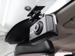 安心と信頼のコムテック製、前後カメラ付きドライブレコーダーが付いております。あおり運転や万が一の事故等、もしもの時を記録してくれる頼もしいアイテムとなっております。 6