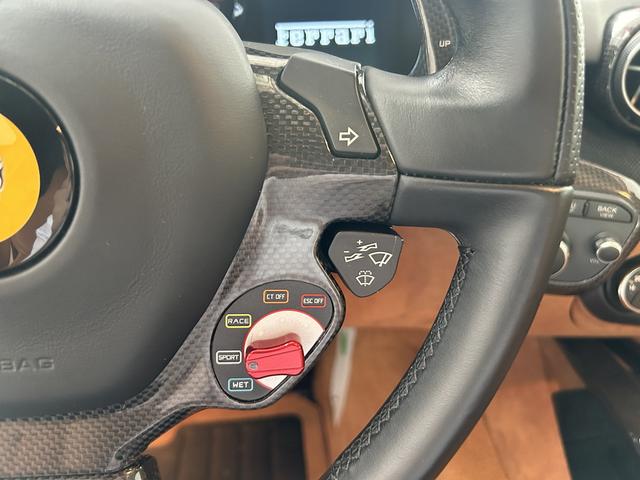 Ｆ１２ベルリネッタ ベースグレード　カーボンパーツ　フロントリフティング　ドライブレコーダー　２０インチアルミホイール　ＨＩＤヘッドライト　パワーシート　革シート　ＣＤ　イモビライザー（16枚目）