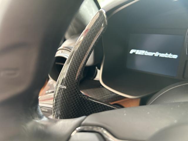 Ｆ１２ベルリネッタ ベースグレード　カーボンパーツ　フロントリフティング　ドライブレコーダー　２０インチアルミホイール　ＨＩＤヘッドライト　パワーシート　革シート　ＣＤ　イモビライザー（17枚目）