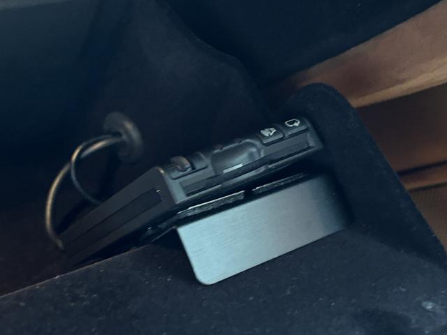 Ｆ１２ベルリネッタ ベースグレード　カーボンパーツ　フロントリフティング　ドライブレコーダー　２０インチアルミホイール　ＨＩＤヘッドライト　パワーシート　革シート　ＣＤ　イモビライザー（23枚目）