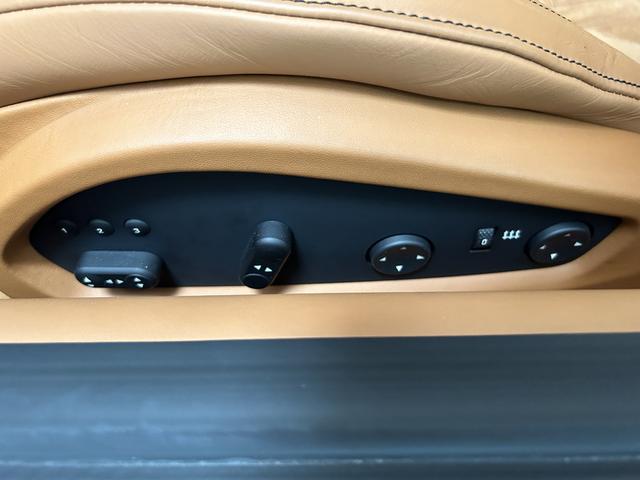 Ｆ１２ベルリネッタ ベースグレード　カーボンパーツ　フロントリフティング　ドライブレコーダー　２０インチアルミホイール　ＨＩＤヘッドライト　パワーシート　革シート　ＣＤ　イモビライザー（25枚目）