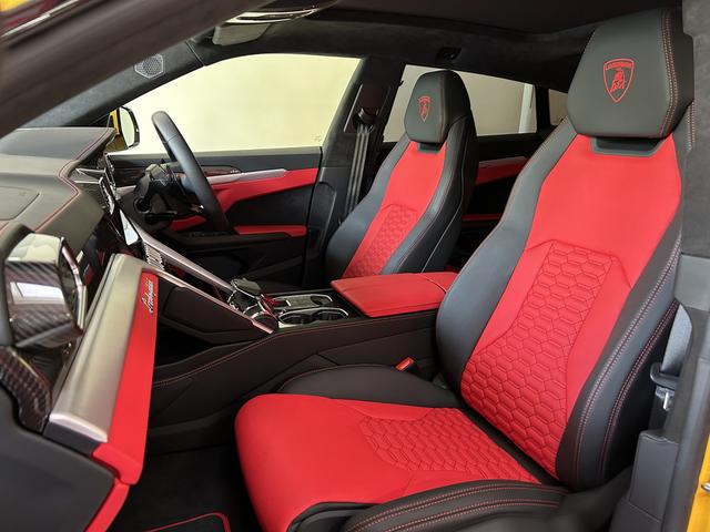 ウルス ベースグレード カーボンインテリア bang&olufsen サンルーフ パワークラフトマフラー AppleCarPlay マッサージシート 前後ドラレコ 純正23インチAW 置くだけ充電 パワートランク(7枚目)