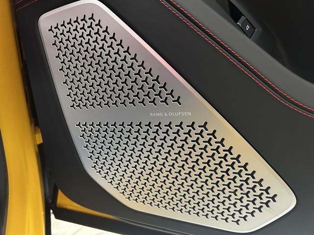 ウルス ベースグレード カーボンインテリア bang&olufsen サンルーフ パワークラフトマフラー AppleCarPlay マッサージシート 前後ドラレコ 純正23インチAW 置くだけ充電 パワートランク(29枚目)