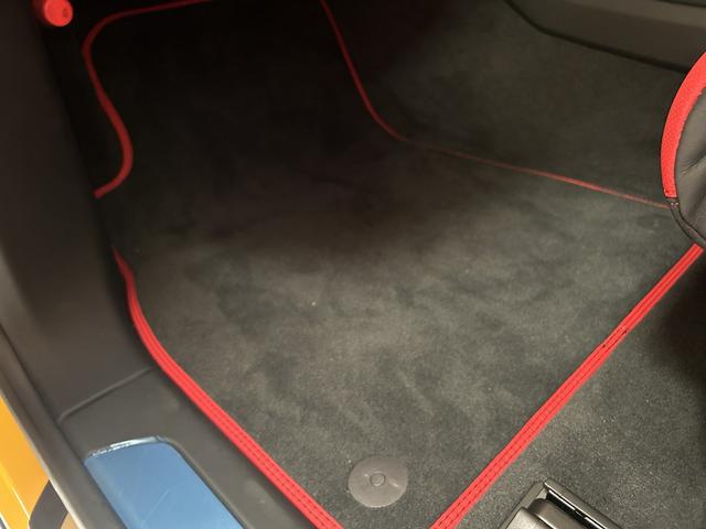 ウルス ベースグレード カーボンインテリア bang&olufsen サンルーフ パワークラフトマフラー AppleCarPlay マッサージシート 前後ドラレコ 純正23インチAW 置くだけ充電 パワートランク(35枚目)