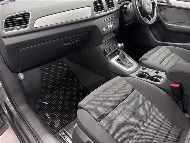 Q3 1.4TFSIスポーツ コンビニエンスパッケージ/7インチナビ/TV/Bluetooth/Bカメラ/ドライブレコーダー/ETC/ルーフレール/後方パーキングセンサー/電子パーキングブレーキ/オートライト/キセノンヘッドライト(33枚目)
