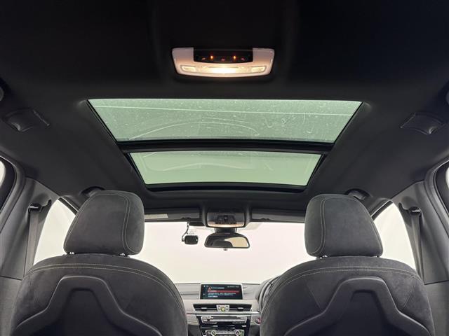 【電動パノラマガラスサンルーフ】開放感たっぷり！パノラマサンルーフを搭載。前席の方はもちろん、セカンドシートでお寛ぎの方もこの開放感を味わっていただけます。
