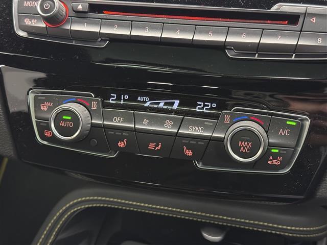 【左右独立オートエアコン】左右独立型、いわゆるデュアルエアコンです。運転席と助手席でそれぞれお好みの温度を設定可能です。