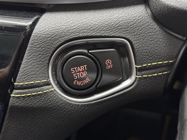 【プッシュスタート】スマートキーを持っているだけ、鍵を差し込むことなく、ボタンを押すだけでエンジン始動や停止を行うことができます。