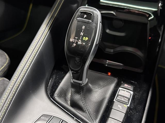 【フロアシフト】直感的な操作性や手に取りやすいレバー位置が特徴です。ＭＴモードはエンジンブレーキやパワフルな加速を要する際など様々なケースで活躍。