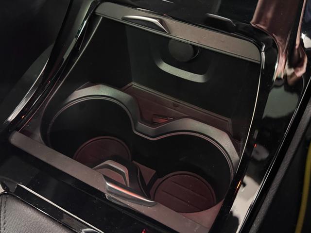 【ドリンクホルダー】ペットボトルやタンブラーなど、飲み物の置き場所に困ることなく、スマートにドリンクが収納可能。