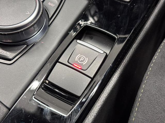 【電子パーキングブレーキ】指先ひとつでサイドブレーキの操作が可能です。信号待ちなどでブレーキペダルから足を離しても停止状態を保持する「ブレーキホールド機能」も搭載。