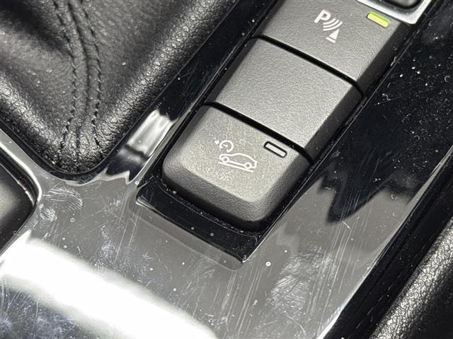 【ヒルディセントコントロール】エンジンブレーキだけでは十分減速できないような急な下り坂やオフロードのような滑りやすい路面を下るとき、一定の低車速を保ち、下り坂での走行を補助するシステムです。