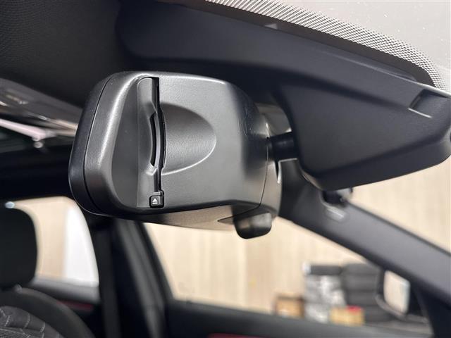 【ＥＴＣ】装着されています。有料道路の乗り降り時に停車することなくスマートに乗り入れが可能になったり、割引を受けることができる嬉しい装備です。