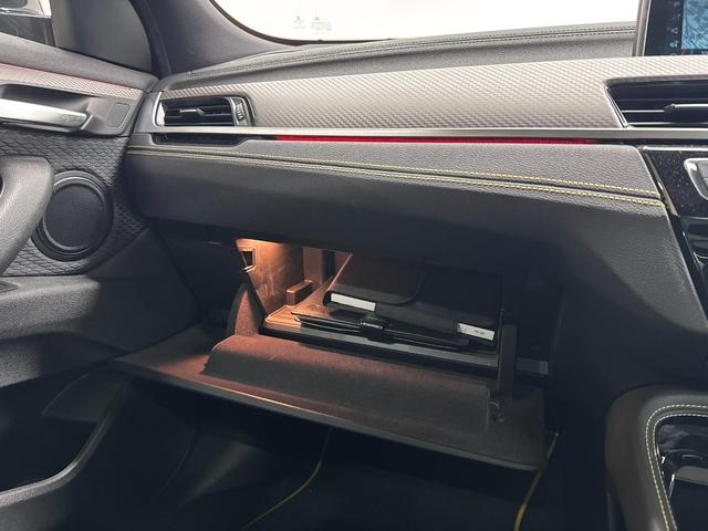 【グローブボックス】車検証、サングラスやＣＤなど小さい荷物が収納できるので車内を綺麗に整頓できますね。