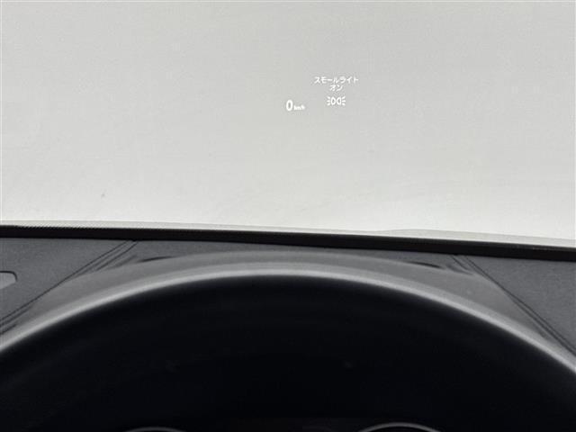 【ヘッドアップディスプレイ】フロントウインドウガラスに運転支援システムの作動状況やナビゲーションの案内表示など、走行に関するさまざまな情報を表示できます。（表示内容は車種により異なります）