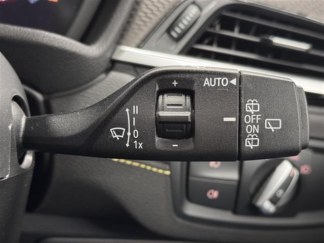 【雨滴感知式ワイパー】フロントガラスに設置されたセンサーが検知した雨滴量に応じて、ワイパーのインターバルを自動で調整。