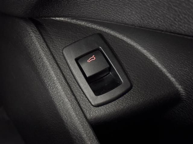 【オートマチックテールゲートオペレーション】これまで力を込めて開閉していたバックドアが、ボタンひとつの操作で簡単に可能です！