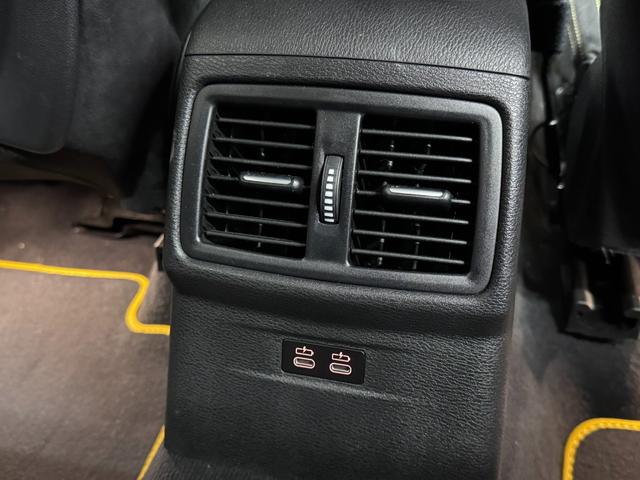 【充電用ＵＳＢジャック】ついつい出先でスマホを使いすぎちゃった、そんなご経験はありませんか？ケーブルさえ持っていれば、車内でしっかり充電できちゃいますよ！