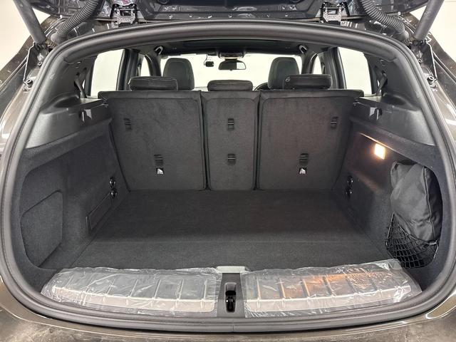 【トランク】積み込みやすくて、たっぷり積める荷室です。乗車人数と荷物の量や大きさに合わせてシートアレンジを行うことで、より機能的な使い方が可能です！