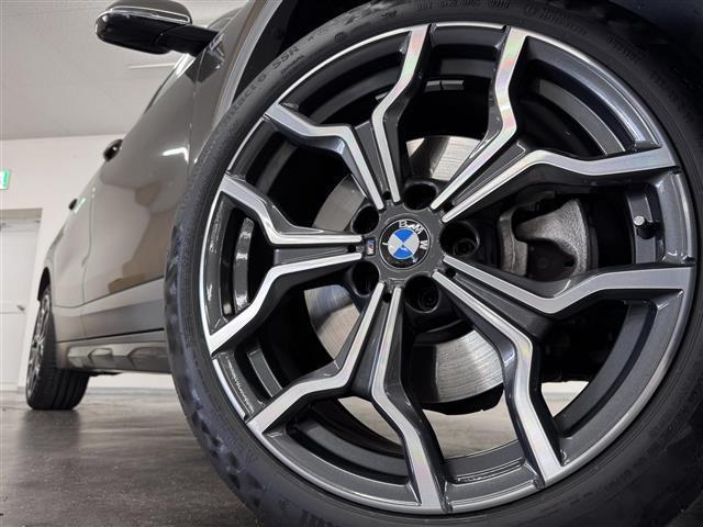 【純正１９インチアルミホイール】タイヤはご納車前、空気圧や残り溝等点検させていただきます。社外ホイールの装着はもちろん、ホイールなどの部分コーティングメニューもご用意しております。ご相談ください。