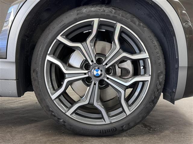 【純正１９インチアルミホイール】タイヤはご納車前、空気圧や残り溝等点検させていただきます。社外ホイールの装着はもちろん、ホイールなどの部分コーティングメニューもご用意しております。ご相談ください。