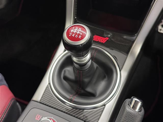 【６速マニュアル】今や数を減らしたマニュアル車です。よりリアルなクルマの“操作”、気持ち良く吹け上がる水平対向の野太い不等長サウンド、あなたも体験してみませんか？